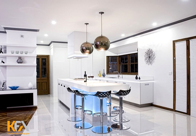 Bếp đảo chiều liền kề bàn ăn trang nhã, độc đáo