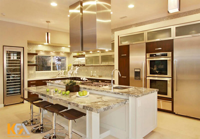 Sử dụng màu kim loại trên một số chi tiết như ghế và đồ dùng nhà bếp để tăng thêm phần sang trọng