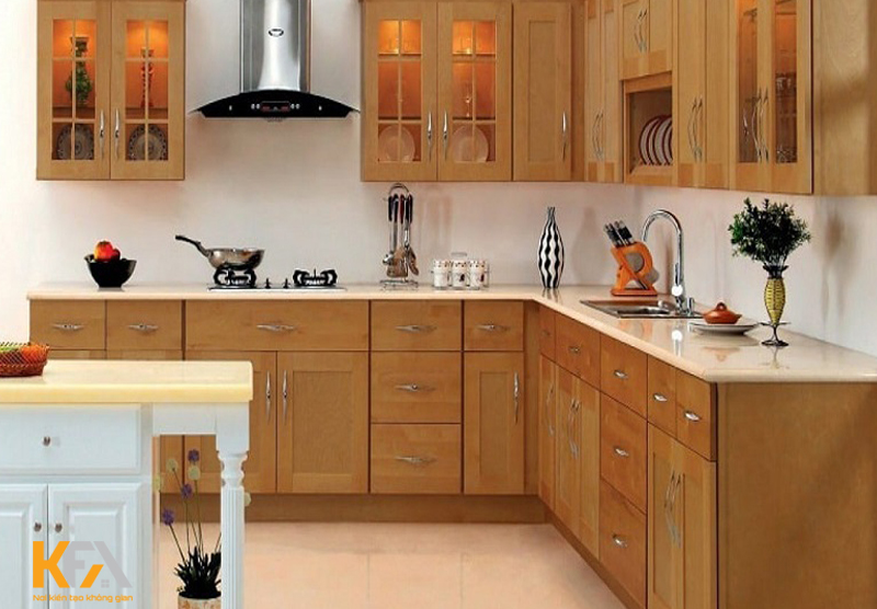 Tủ bếp gỗ tự nhiên cũng là sự lựa chọn của nhiều gia đình
