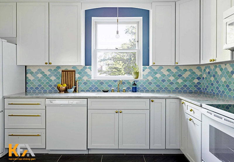 Tủ bếp đẹp và tiện dụng, phòng bếp rộng rãi, công năng phong phú. Cửa sổ đón ánh sáng tự nhiên vào phòng