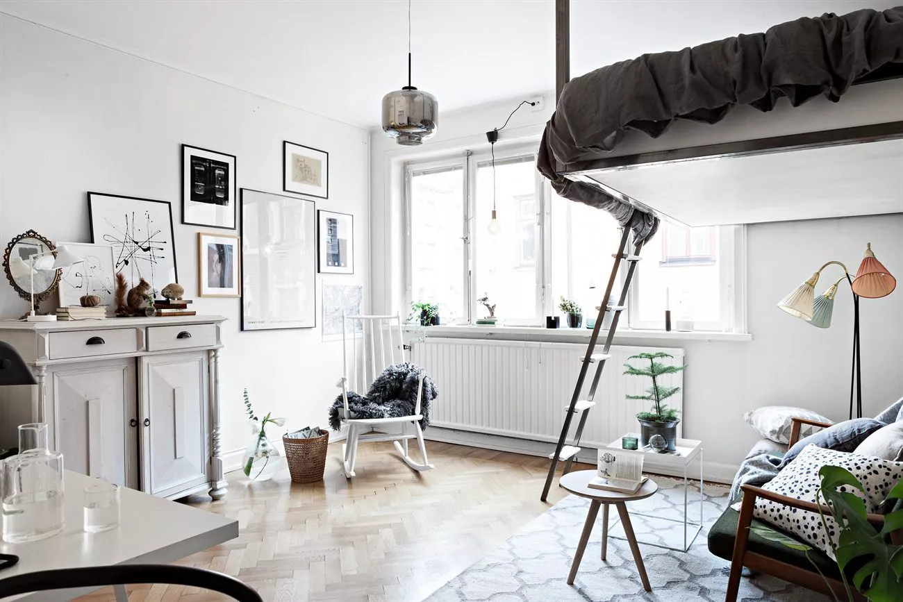 Một chiếc giường kê phía trên ghế sofa giúp tăng không gian sàn cho phòng khách trong căn hộ này.