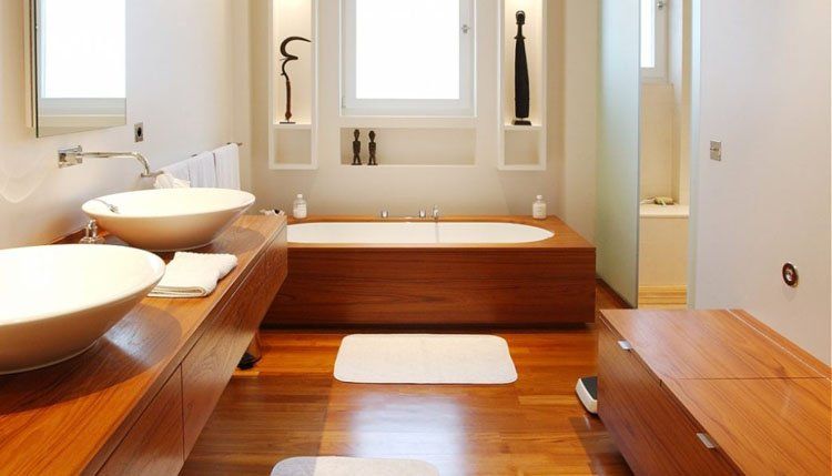 Phòng tắm được thiết kế nổi bật với gam màu trầm ấm của gỗ tự nhiên